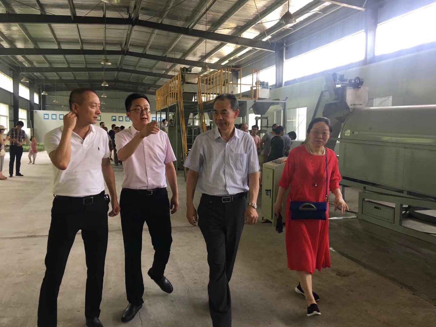 皖西黄茶产业发展研讨会在南岳山庄举行，会后领导嘉宾观摩文亮理事单位抱儿钟秀黄茶园和黄茶生产