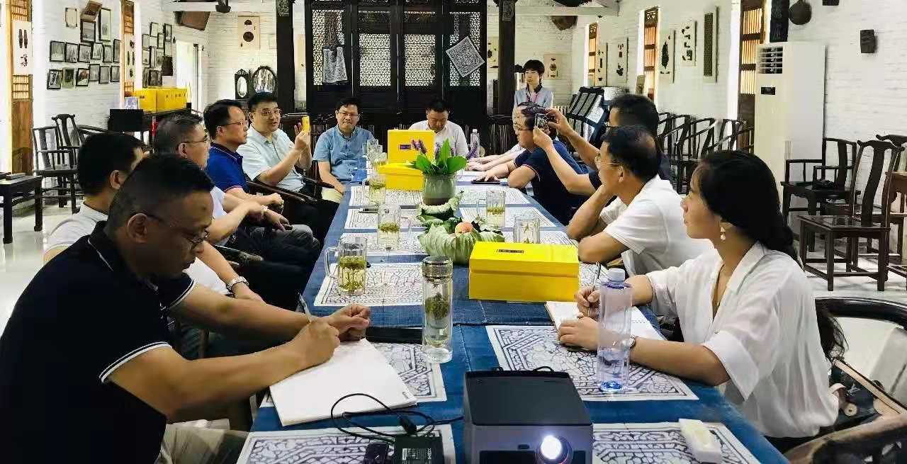 我会秘书长高超君、王焕明理事出席徽商智库第四届沙龙暨“徽商礼物”专家研讨会