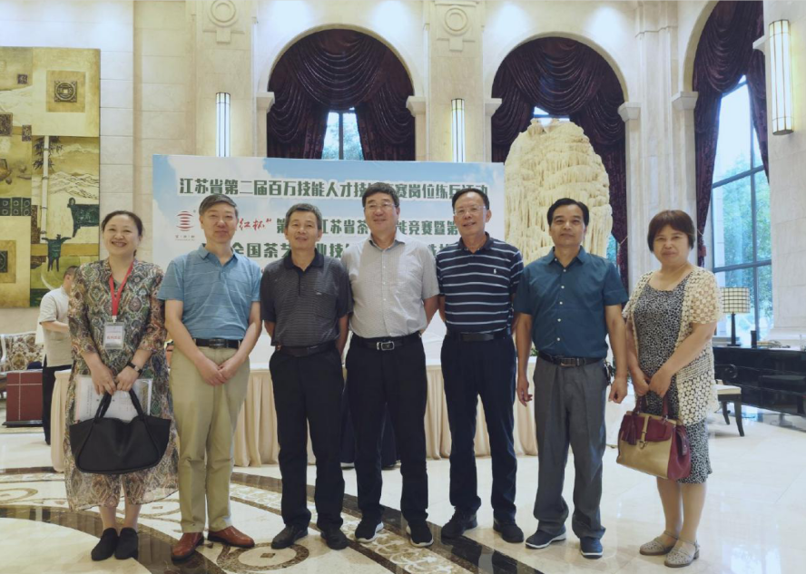 我会会长丁以寿作为个人赛评委参加“宜兴红杯”第三届江苏省茶艺技能竞赛暨第四届全国茶艺职业技能竞赛江苏选拔赛