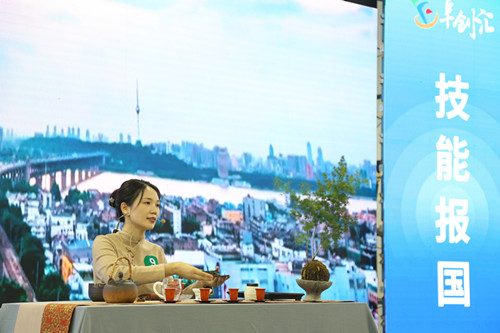 “阜创汇”第八届全市职业技能大赛暨第十届全省职业技能大赛阜阳市选拔赛(茶艺)成功举办  我会会长丁以寿担任裁判长